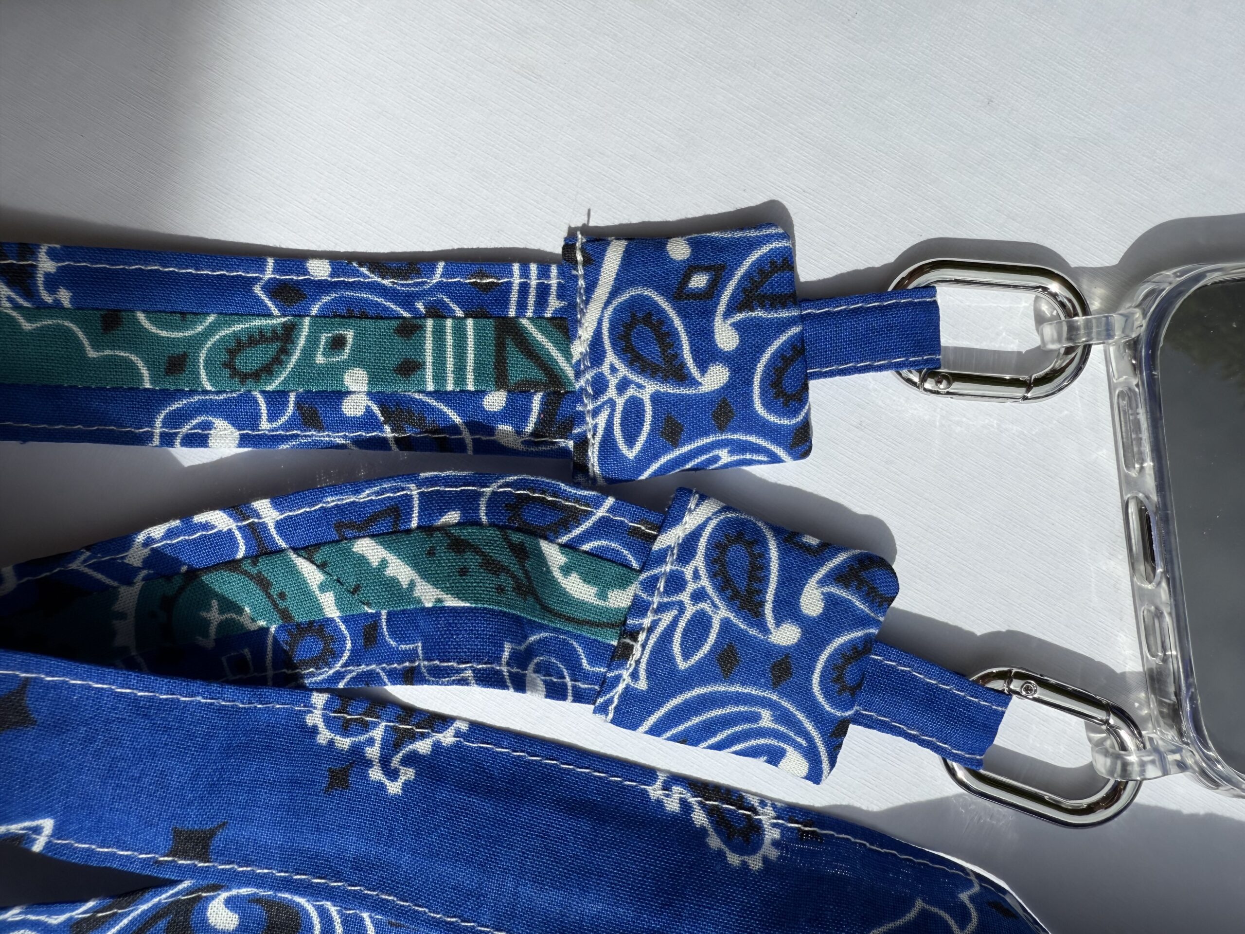 Anse de téléphone longue Arc-en-ciel Bleu Majorelle et Turquoise