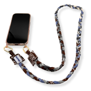 Tresse-longue-tons-de-marrons-et-de-bleus