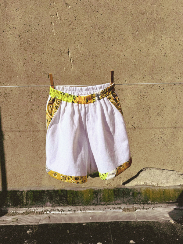 short blanc avec bandeau en bandana dans les tons de jaunes fabrication française