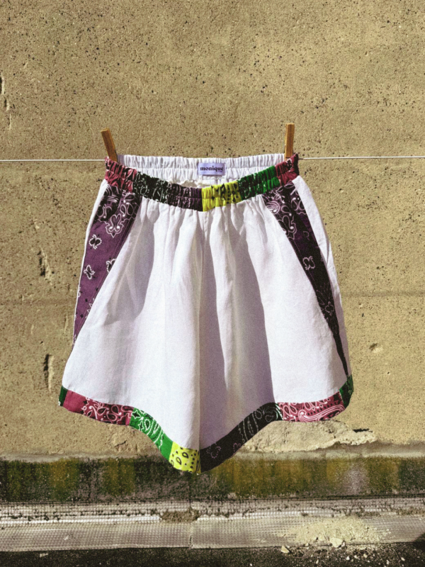 short blanc avec bandeau en bandana américain. fabrication française