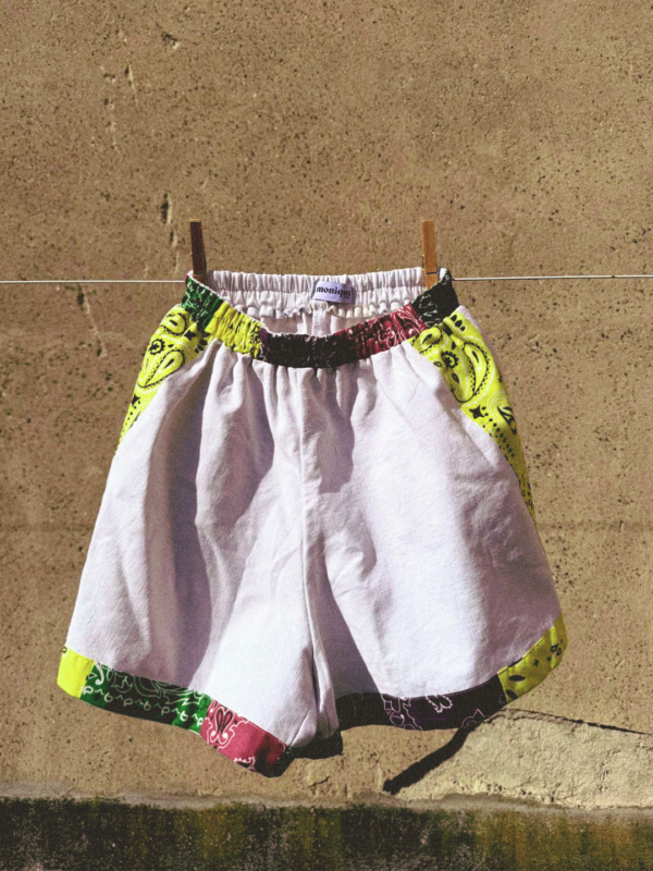 Short blanc en coton blanc vintage. Bandeau en bandana jaune vert violet. Fabrication Française