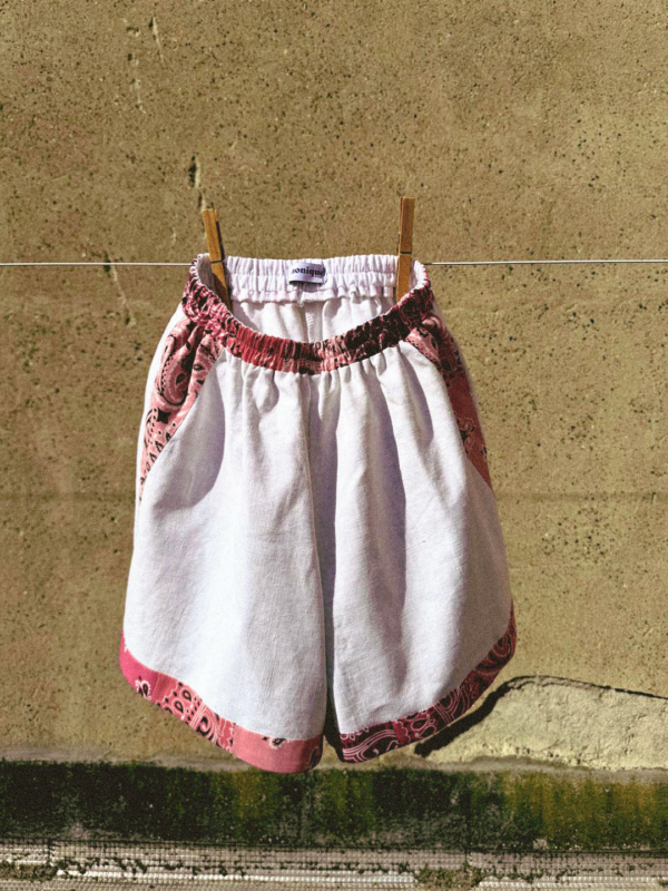 short blanc avec bandeau en bandana dans les tons de roses. fabrication française