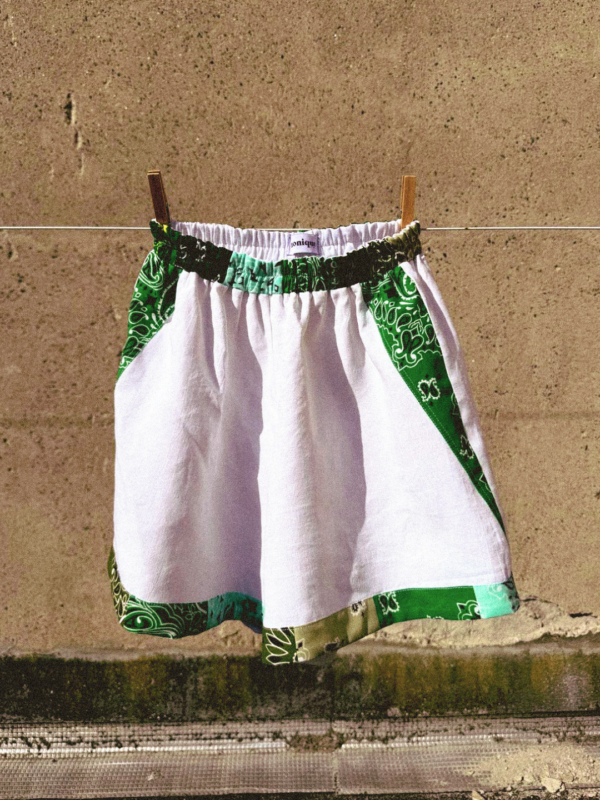 short blanc avec bandeau en bandana dans les tons de verts. fabrication française