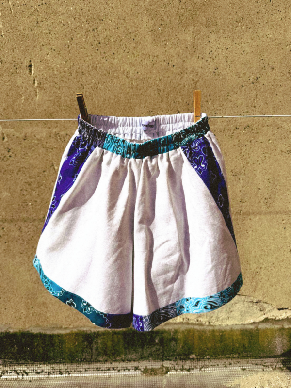 short blanc avec bandeau en bandana dans les tons de bleus. fabrication française